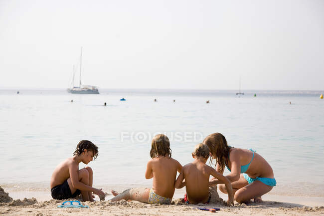 Gruppo di bambini che giocano sulla spiaggia — Foto stock