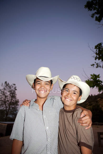 Brüder mit Cowboyhüten und lächelndem Lächeln, Porträt — Stockfoto