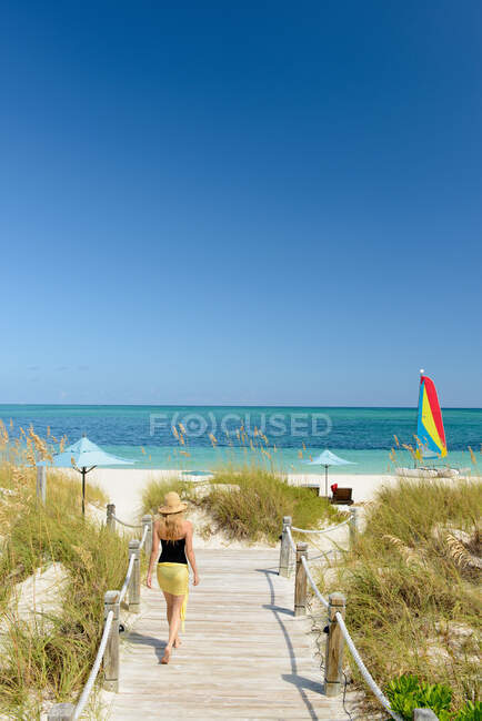 Mujer en la playa, Grace Bay, Providenciales, Turcos y Caicos, Caribe - foto de stock