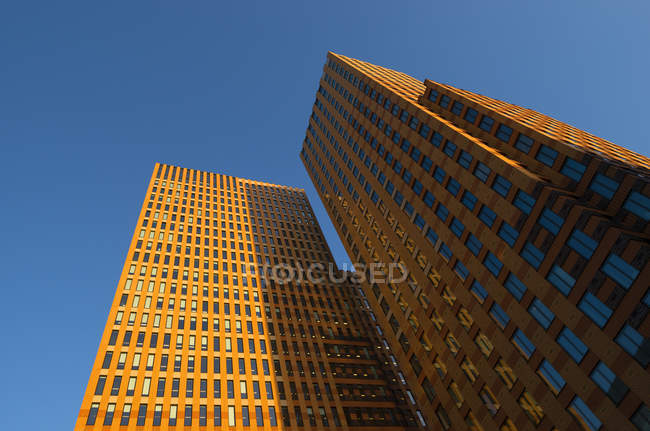 Vista angolata di grattacieli ufficio alla luce del sole — Foto stock