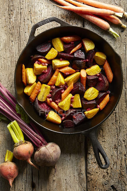 Top view of roasted golden and red beets with carrots in pan — Stock Photo