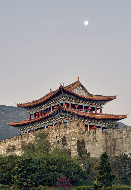 Vista ad angolo basso di pagoda e luna piena, Dalì, Yunnan, Cina — Foto stock