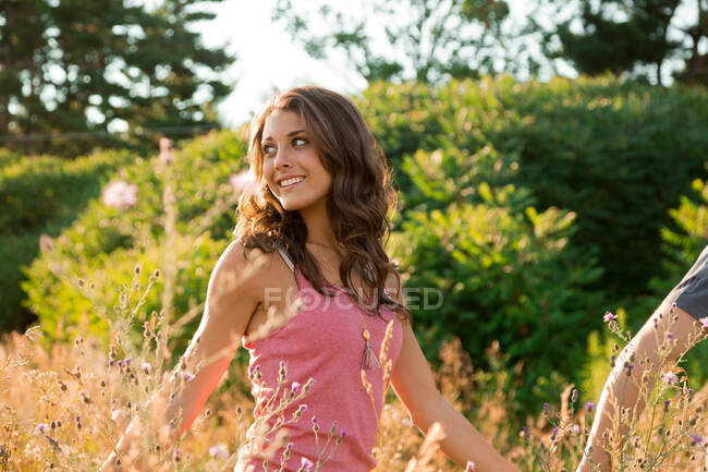 Ragazza adolescente che cammina sul campo con il fidanzato — Foto stock