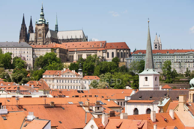 Vista aérea del paisaje urbano de Praga durante el día, República Checa - foto de stock