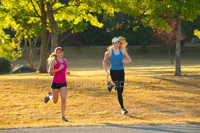 Teenagermädchen laufen gemeinsam auf Feld — Stockfoto