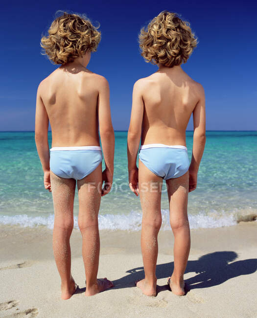 Zwillingsjungen stehen am Meer — Stockfoto