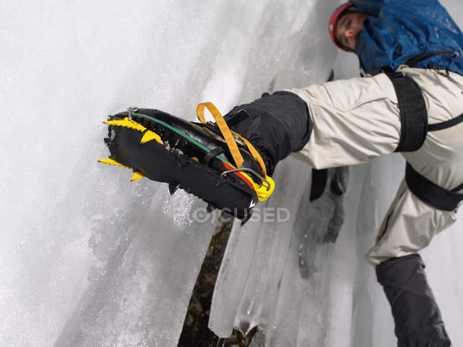 Primo piano dell'uomo che sale sul ghiacciaio — Foto stock