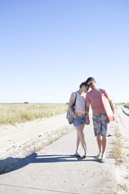 Couple on coastal path, Breezy Point, Queens, New York, USA — Stock Photo