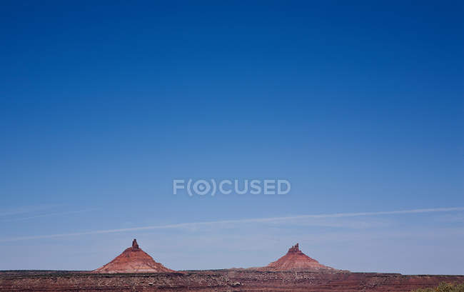 Два скальных образования и голубое небо — стоковое фото