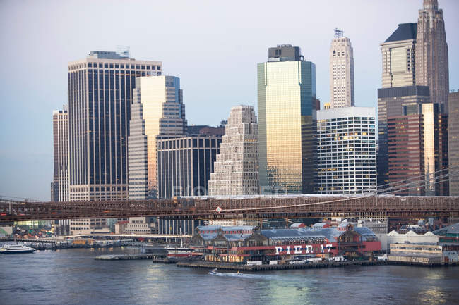 New York City skyline and bridge — Stock Photo