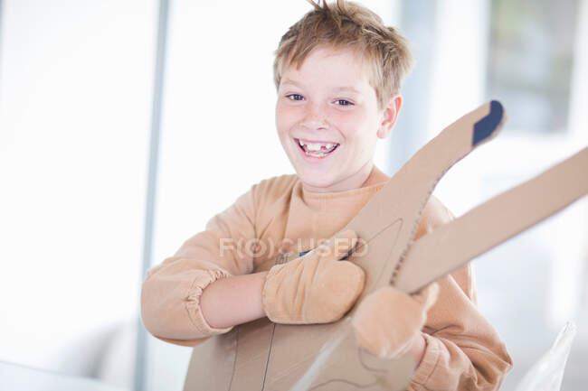 Boy playing the guitar — Stock Photo