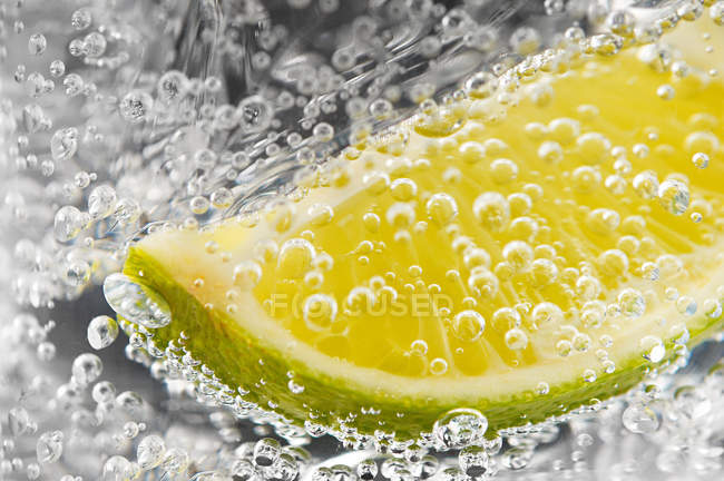Limão e bolhas em gim e tônico — Fotografia de Stock