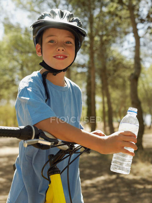 Niño en una bicicleta - foto de stock