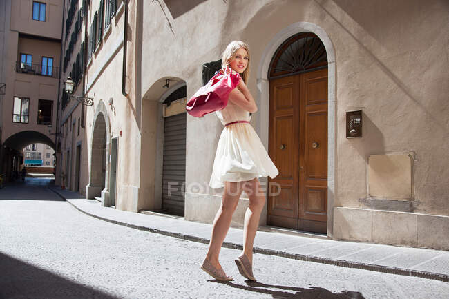 Portrait of young woman on street — Stock Photo