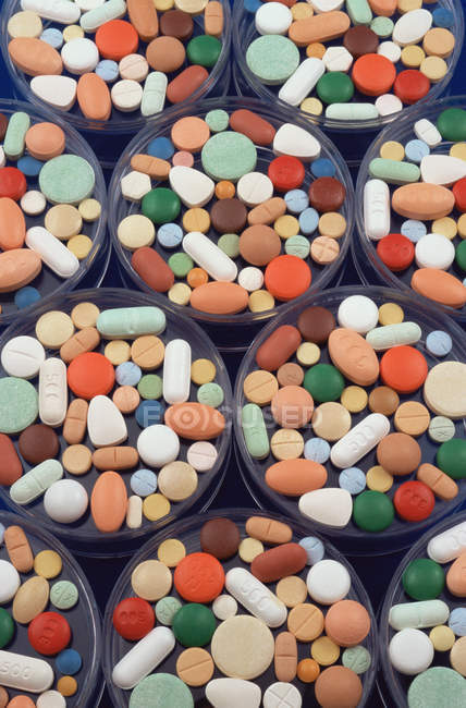 Nahaufnahme von Piils, Medikamenten und Nahrungsergänzungsmitteln — Stockfoto