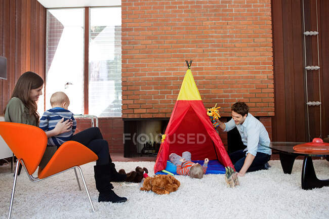 Familie spielt im Wohnzimmer — Stockfoto