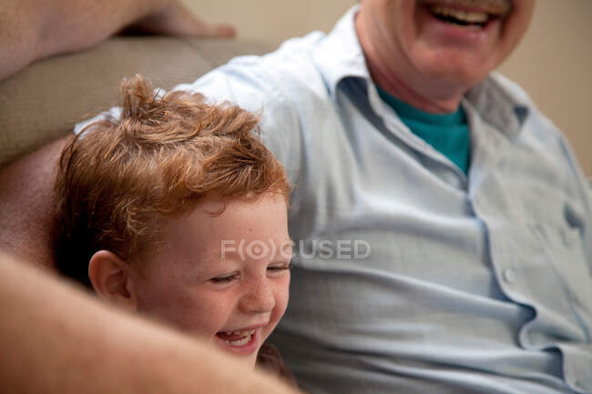 Мальчик смеется с дедушкой — стоковое фото