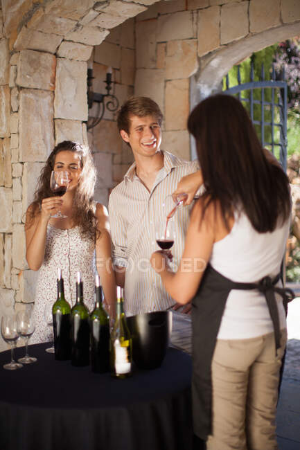 Couple dégustation de vin à la porte — Photo de stock