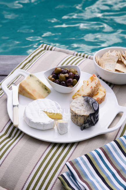 Тарелка с сыром и оливками — стоковое фото