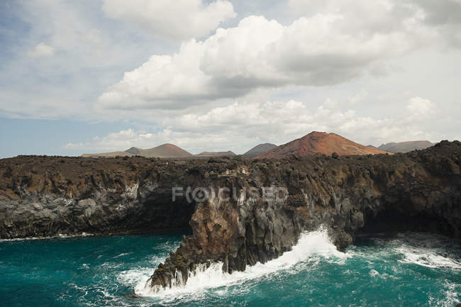 Littoral rocheux de Los Hervideros avec ciel nuageux, Lanzarote — Photo de stock