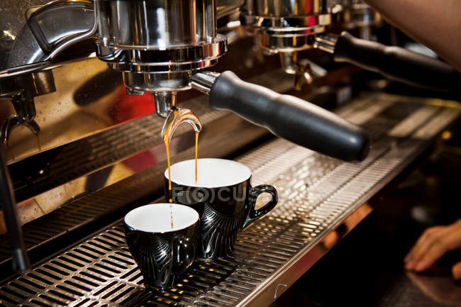 Immagine ritagliata di barista che fa il latte nel caffè — Foto stock
