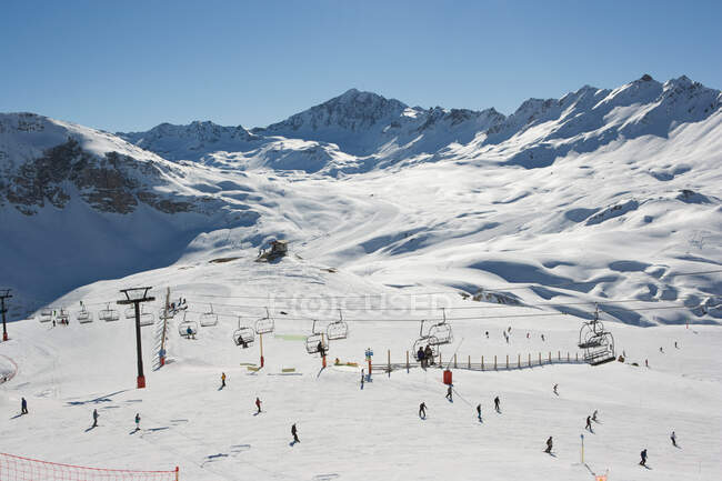 Esquiadores no resort Val d 'Isere, França — Fotografia de Stock
