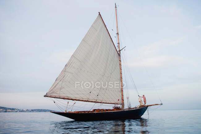 Mulher de pé no trilho do barco à vela — Fotografia de Stock