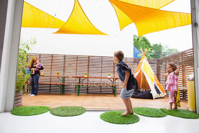 Bambini che giocano sul patio — Foto stock