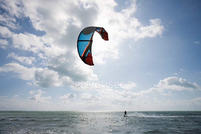 Jeune homme kitesurf dans la mer — Photo de stock