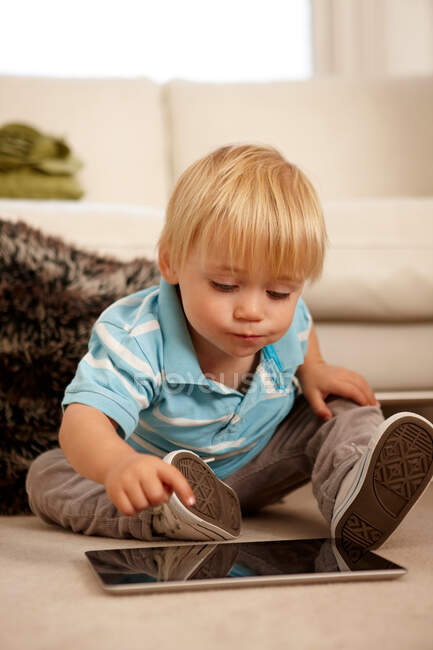 Niño usando tableta digital - foto de stock