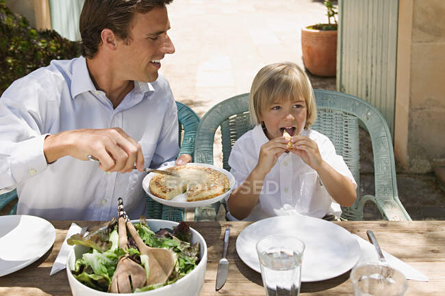 Vater und Sohn speisen im Freien — Stockfoto