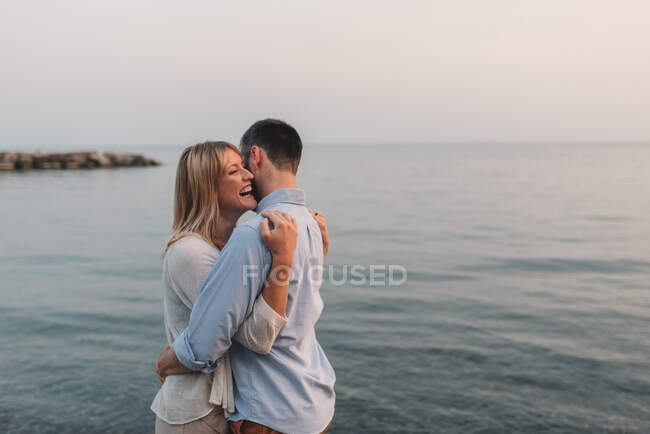 Супружеская пара обнимается на озере Онтарио в Торонто, Канада — стоковое фото