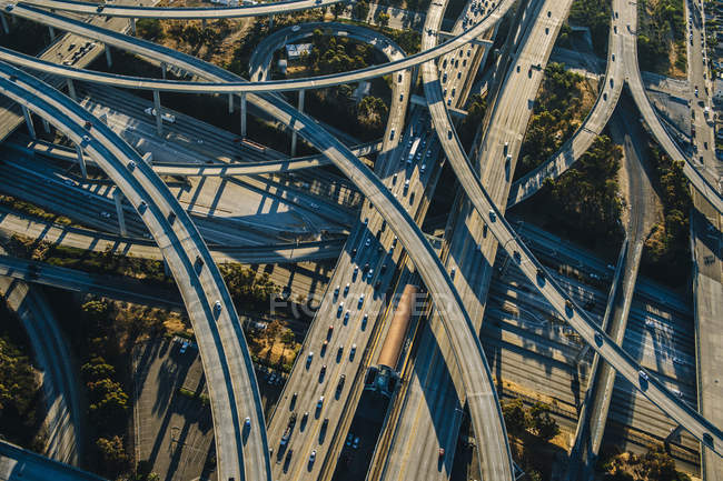 Luftaufnahme gekrümmter Überführungen und Autobahnen im Sonnenlicht — Stockfoto