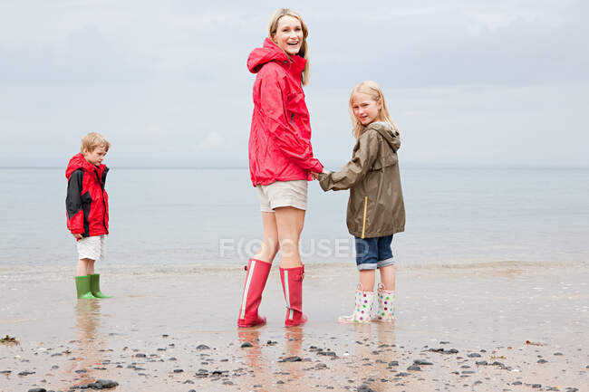 Мати і діти біля моря — стокове фото