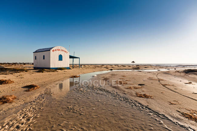 Rifugio per sport acquatici sulla spiaggia sull'isola di Djerba — Foto stock