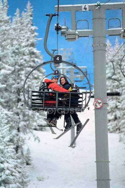 Casal em um elevador de esqui — Fotografia de Stock