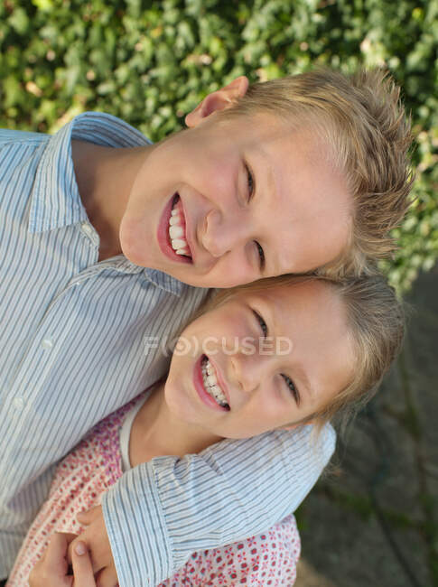Брат і сестра посміхаються, портрет — стокове фото