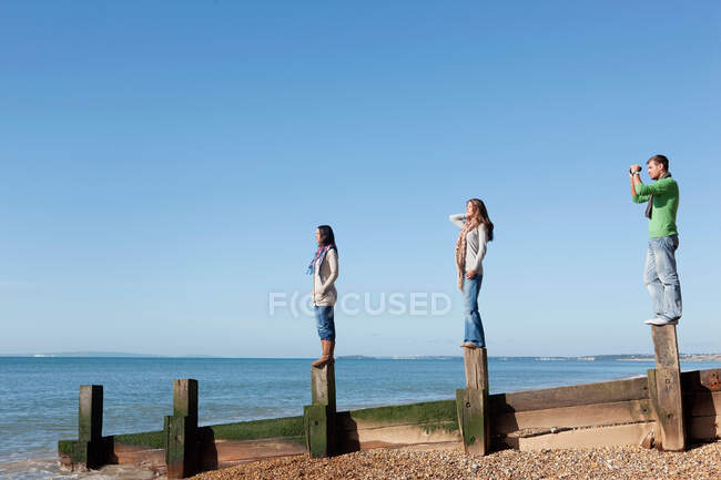 People looking out to sea — Stock Photo