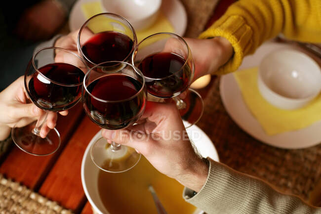 Amici brindisi con vino rosso — Foto stock