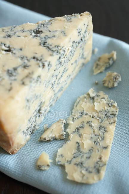 Синій сир на блакитній серветці — стокове фото
