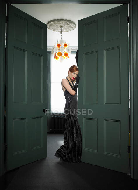Jovem mulher em vestido de festa longa — Fotografia de Stock