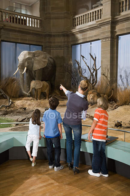 Mutter mit Kindern im Museum — Stockfoto