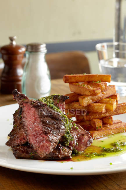 Cintre steak et frites — Photo de stock