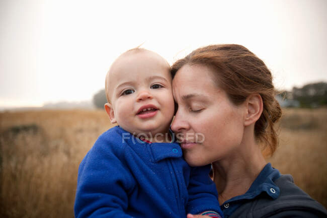 Mãe segurando bebê menino — Fotografia de Stock