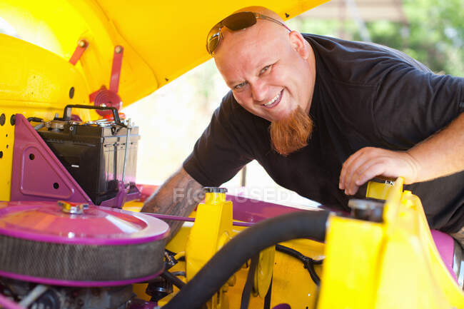 Mecânico de trabalho em carro colorido — Fotografia de Stock