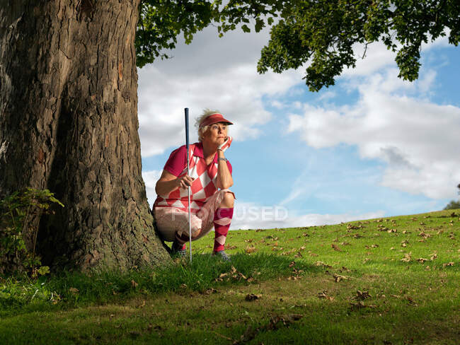 Maduro senhora jogar golfe — Fotografia de Stock