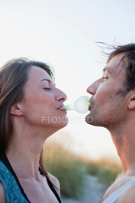 Coppia che gioca con gomma da masticare — Foto stock