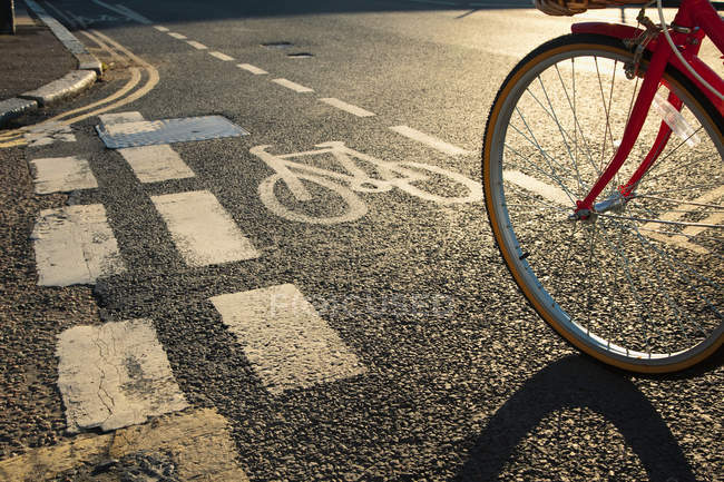 Carretera con carril bici y bicicleta - foto de stock