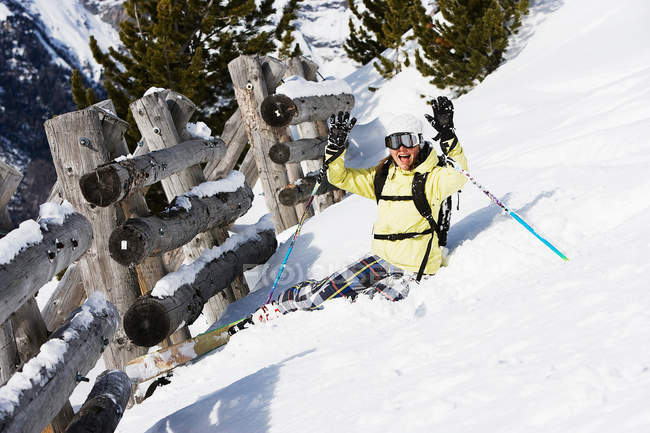Esquiador feminino desfrutando de acidente — Fotografia de Stock