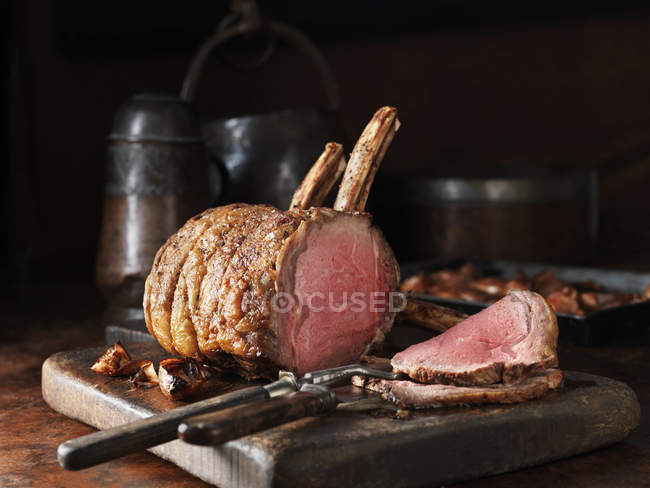 Cooked bone in Rib of Beef on cutting board — Stock Photo